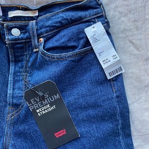 NWT Levi’s Wedgie Straight Jeans 27 (fits26)